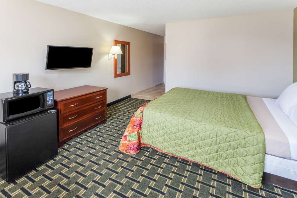 Super 8 By Wyndham Michigan City Room photo